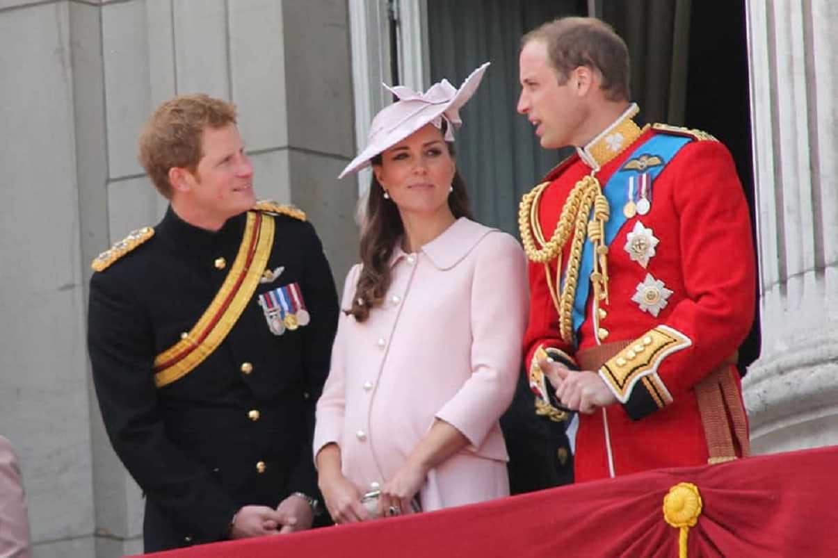 Принц Гарри и принц Уильям будут разделены на коронации Чарльза ІІІ — СМИ